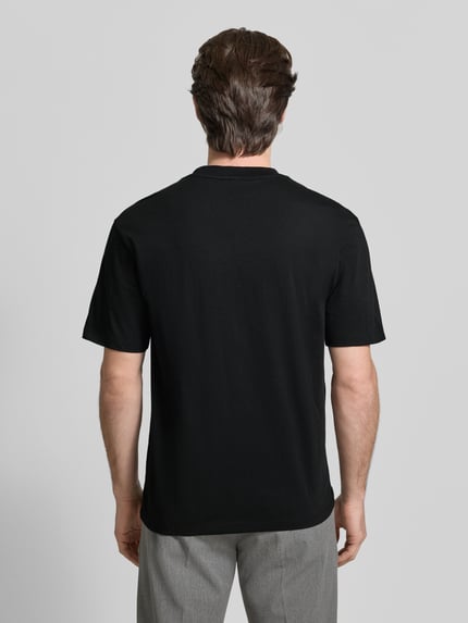 Męski model nosi Regular Fit T-Shirt aus reiner Baumwolle Model 'DALENT' von HUGO, efekt: jednolity kolor, krótki rękaw, okrągły dekolt, dżersej, bawełna, Ganzkörperansicht Rückansicht.