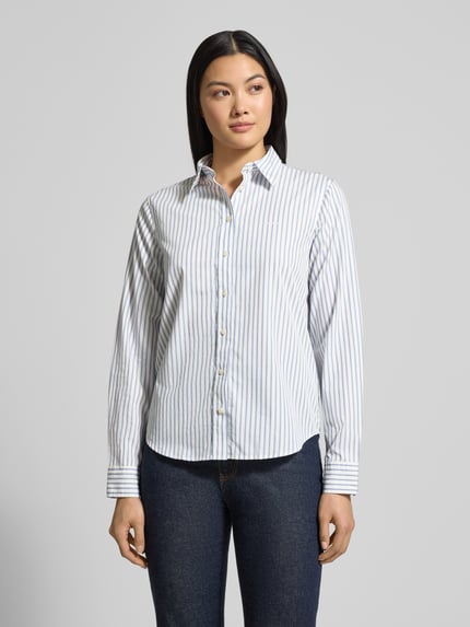 Kobiece model prezentuje Regular Fit Bluse mit Label-Stitching od Gant, bawełna, paski, kołnierzyk, z przodu, widok całej sylwetki.