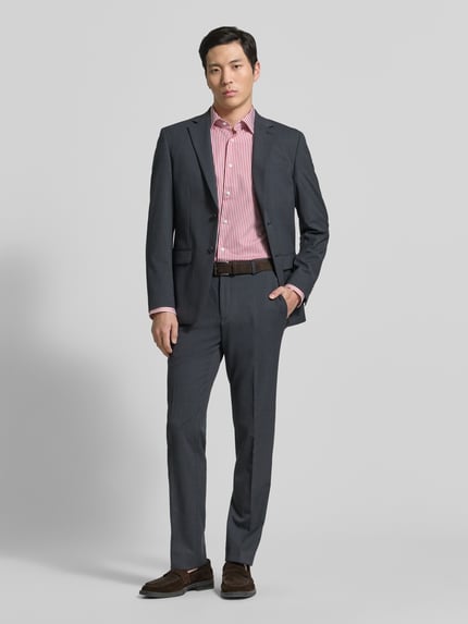 Männermodel trägt Regular Fit Businesshemd mit extra langem Arm Modell 'H-JOE-K' von BOSS, Optik: Allover-Muster, gestreift, reine Baumwolle, Ganzkörperansicht von vorne.