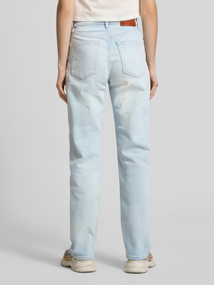 Frauenmodel trägt Straight Fit Jeans aus Baumwoll-Mix von Calvin Klein Jeans in heller Denim-Optik mit 5-Pocket-Design, Ganzkörperansicht Rückansicht.
