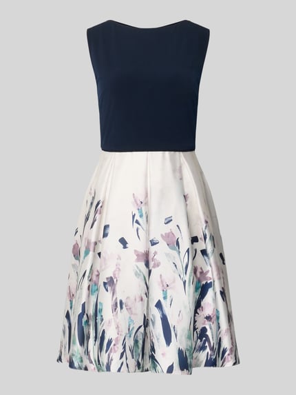 Produktfoto, Knielanges Cocktailkleid mit U-Boot-Ausschnitt von Christian Berg Cocktail in Satin mit tailliertem Schnitt, floraler Print, Farbverlauf von Dunkelblau zu Creme mit pastellfarbenen Akzenten, Knielänge, Rückseitiger V-Ausschnitt, Rückenreißverschluss, Rückenlänge 75 cm, Brustweite 40 cm, Größe 36.