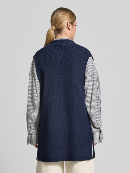 Frauenmodel trägt Strickweste aus Viskose-Mix mit offener Front von Christian Berg Woman in Dunkelblau, grobe Struktur, Ganzkörperansicht Rückansicht, Damen Strickweste, Straight Fit, Feinripp, Rückenlänge 77 cm bei Größe S.