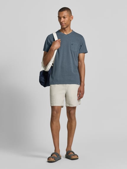 Männermodel trägt Regular Fit T-Shirt mit V-Ausschnitt von Lerros in Blau mit Brusttasche, Logo-Stitching, Reine Baumwolle, Ganzkörperansicht von vorne. Rückenlänge bei Größe M: 68 cm.