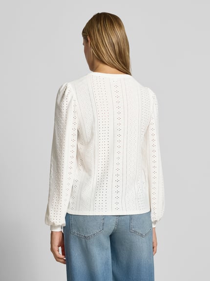 Frauenmodel trägt Regular Fit Tunika mit Lochstickerei Modell 'SANDRA' von ONLY, weiß mit Lochmuster, kombiniert zu Jeans, Ganzkörperansicht Rückansicht, Damen Tunika von ONLY.