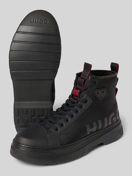 Produktfoto, High Top Sneaker im Wanderschuh-Stil Modell 'URIAN' von HUGO in Schwarz mit runder Schuhspitze, flacher Absatz, strukturiertem Material, Label Print und Ziernähten, unifarbene Optik, Schnürung, Sohle mit Profil, Absatzhöhe 3 cm bei Größe 45