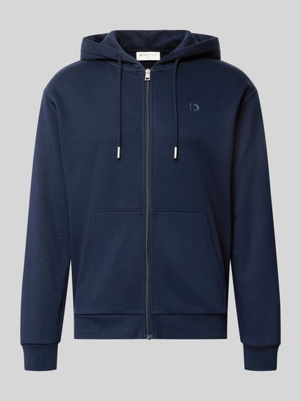 Productfoto, Regular Fit Sweatjacke aus Baumwoll-Mix van Tom Tailor Denim in effen donkerblauw met capuchon, ritssluiting, logo-detail, lange mouwen, geribde boorden, opgestikte zakken, sweatmateriaal