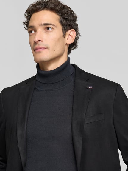 Męski model nosi Regular Fit Sakko aus elastischem Material-Mix mit Label-Detail von bugatti, kolor czarny, z stójką, zamkiem błyskawicznym, kołnierzem z połami, brustaszą i kieszeniami z patką, widok z przodu, zbliżenie na górną część ciała.