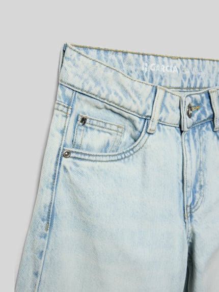 Productfoto, Wide Leg Jeans met steekzakken model 'Marall' van Garcia, lichtblauw, katoen, binnenbeenlengte 65 cm, taillewijdte 32 cm.