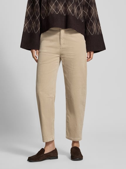 Frauenmodel trägt Cordhose mit französischen Eingrifftaschen von Christian Berg Woman, beige, Barrel Fit, Baumwoll-Mix, Nahaufnahme Oberkörper.