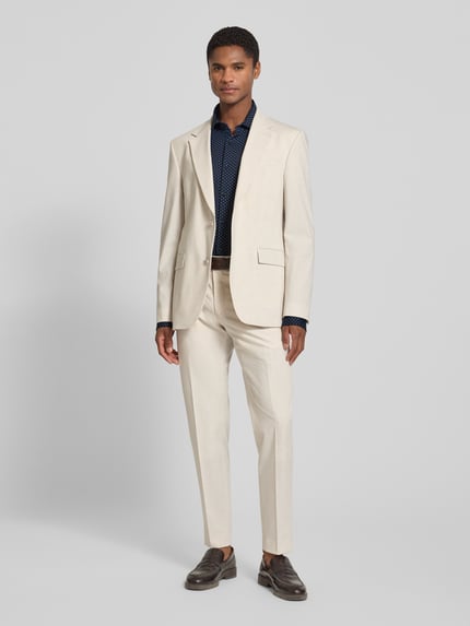 Męski model nosi Slim Fit Businesshemd mit Kentkragen model 'KENNO' od HUGO, ciemny kolor, delikatna faktura, Ganzkörperansicht von vorne.