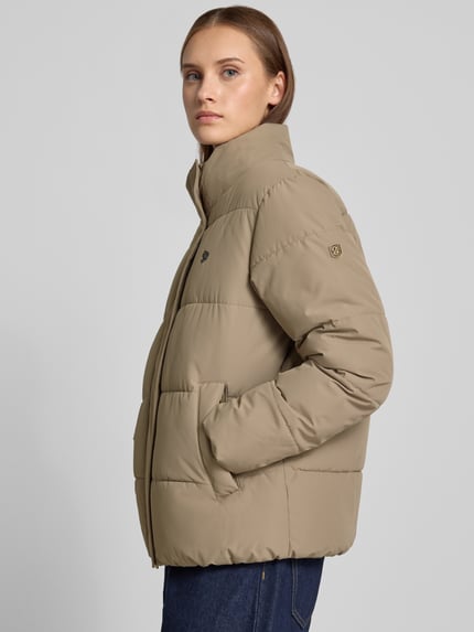 Vrouwenmodel draagt Regular Fit Jacke in Stepp-Optik van Superdry in beige met Stiksels, regular fit, Capuchon met opstaande kraag, Afdekstrip, Ruglengte maat S 64 cm, Schouderbreedte 49 cm, Borstwijdte 59 cm, Mouwlengte 62 cm, Ganzebodyaanzicht van voren.