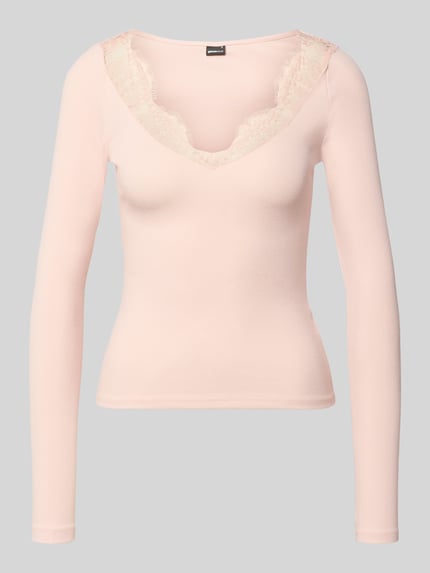 Produktfoto, Longsleeve mit V-Ausschnitt und Spitze van Gina Tricot, dames shirt met lange mouwen, katoenmix met modal, slim fit, fijnrib, kant aan V-hals, ruglengte maat S 53 cm, lichtroze kleur, zachte structuur