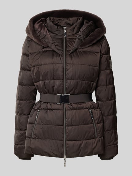 Produktfoto, Steppjacke mit Reißverschlusstaschen und Gürtel von monari w kolorze ciemnobrązowym, pasek, kaptur ze sztucznym futrem, krój slim fit, zamek błyskawiczny dwustronny, kieszenie zapinane na zamek błyskawiczny, długość tyłu w rozmiarze 36: 67 cm, szerokość ramion w rozmiarze 36: 42 cm, szerokość w rozmiarze 36: 49 cm, długość rękawów w rozmiarze 36: 62 cm