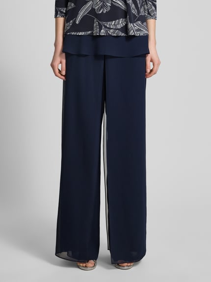 Vrouwenmodel draagt Wide Fit stoffen broek in semi-transparant design van Vera Mont, wikkellook, naadritssluiting, binnenbeenlengte 86 cm, bandwijdte 29 cm, donkerblauw, vooraanzicht detailopname.