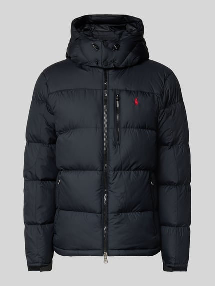 Produktfoto, schwarze Regular Fit Daunenjacke mit Logo-Stitching von Polo Ralph Lauren, glatte Struktur, klare Linien, Herren Daunenjacke