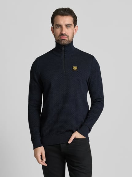 Męski model nosi Strickpullover mit gerippten Abschlüssen od PME Legend w kolorze granatowym, bawełna, regular fit, suwak, widok przód, półzbliżenie.