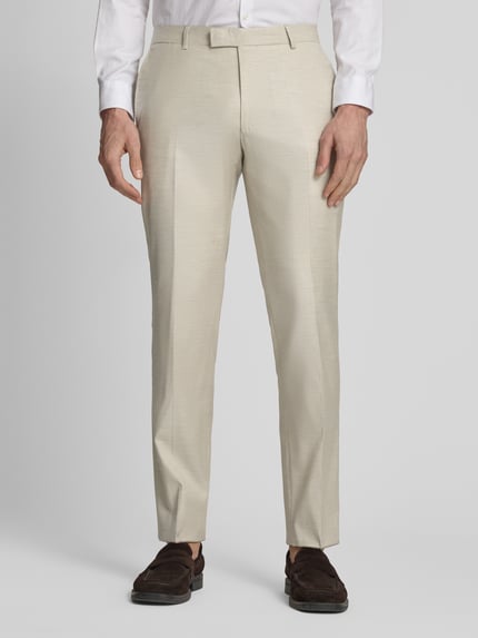 Männermodel trägt Hose aus Schurwoll-Mix Modell 'Blayr' von JOOP! Collection, hellbeige, Slim-Fit, Bügelfalten, Ganzkörperansicht von vorne. Kontext: Herren Hose mit Schurwoll-Mix, Viskose-Anteil, Bundweite 47 cm, Innenbeinlänge 82 cm.