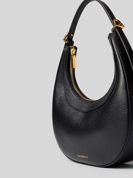 Produktfoto, Shoulder Bag mit Strukturmuster Modell 'Whisper' von Coccinelle, schwarzes Leder mit goldfarbenem Reißverschluss, strukturierte Oberfläche
