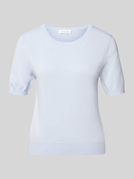 Produktfoto, Strickshirt mit Rundhalsausschnitt Modell 'Arabella' von GUIDO MARIA KRETSCHMER WOMAN in hellem Blau, glatte Textur, Lyocell-Mix mit Seiden-Anteil, Regular Fit, kurze Ärmel, Vorderansicht.