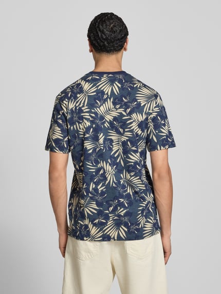 Męski model nosi Regular Fit T-Shirt aus reiner Baumwolle Modell 'PERRY' od Only & Sons, wzór allover, jersey, widok pleców, Ganzkörperansicht Rückansicht.