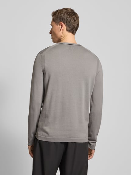 Männermodel trägt Regular Fit Strickpullover aus reiner Baumwolle Modell 'EVER-X' von BOSS Green in Grau, Ganzkörperansicht Rückansicht.