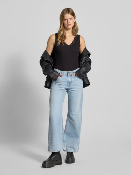 Frauenmodel trägt Trägertop mit V-Ausschnitt und Spitze von Gina Tricot, Baumwoll-Mix mit Stretch-Anteil, Ripp-Optik, Ganzkörperansicht von vorne.