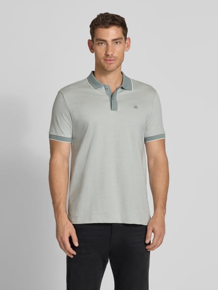 Männermodel trägt Regular Fit Poloshirt mit Logo-Stitching von Lerros in Hellgrau mit Polokragen und Knopfleiste, Ganzkörperansicht von vorne.