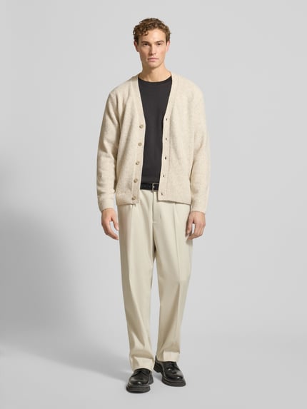 Mannelijk model draagt Strickjacke mit Knopfleiste Modell 'BLASIMON' van Jack & Jones Premium in beige, regular fit, geribde boorden, V-hals, knoopsluiting, materiaal-mix met wol, volledige lichaamsvooraanzicht.