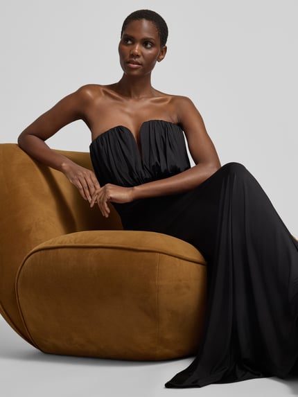 Frauenmodel trägt Abendkleid mit geraffter Frontpartie von Self-Portrait in Unifarbe Schwarz, Maxi-Länge, Jersey, Nahaufnahme Oberkörper.