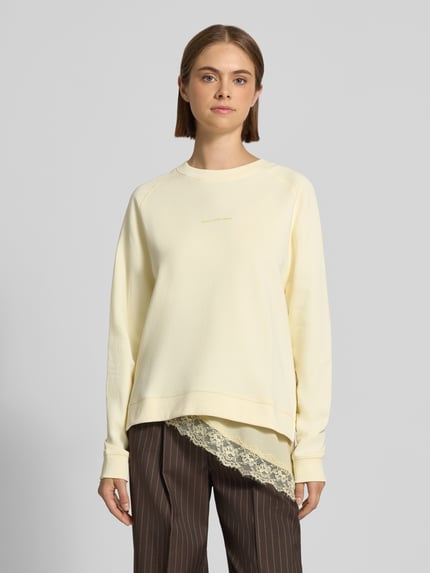 Frauenmodel trägt Regular Fit Sweatshirt aus reiner Baumwolle von Marc O'Polo DENIM in hellem Gelbton, glatte Textur, Ganzkörperansicht von vorne.