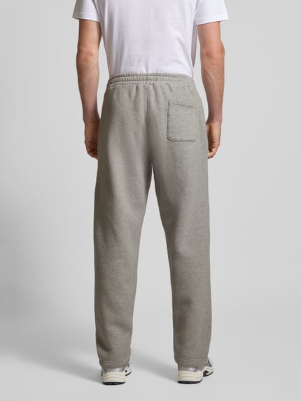 Männermodel trägt Sweatpants mit elastischem Bund Modell 'Script' von BLKVIS aus reiner Baumwolle, Relaxed-Fit, Ganzkörperansicht Rückansicht.