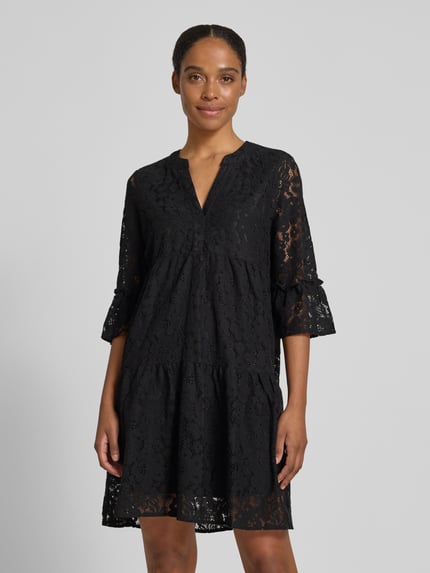 Frauenmodel trägt Spitzenkleid von Vero Moda, Optik: Unifarben, Passform: Loose-Fit, V-Ausschnitt, Baumwoll-Mix, Ganzkörperansicht von vorne.