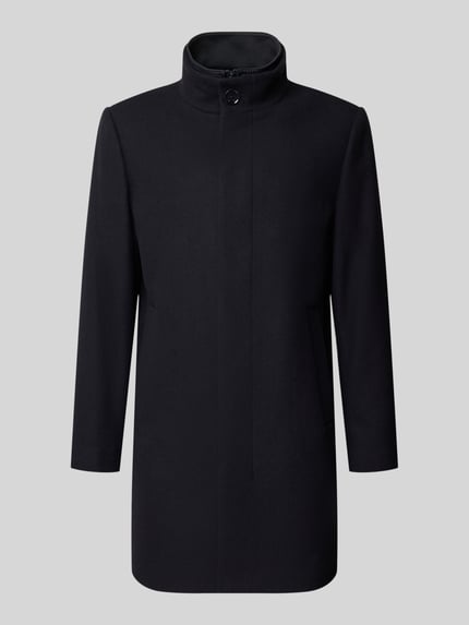 Produktfoto, unifarbener Kurzmantel mit Stehkragen Modell 'FINLAN' von STRELLSON, strukturierte Oberfläche, verdeckte Knopfleiste, seitliche Eingrifftaschen, Regular Fit, Longline-Länge, abgerundeter Rumpfabschluss.