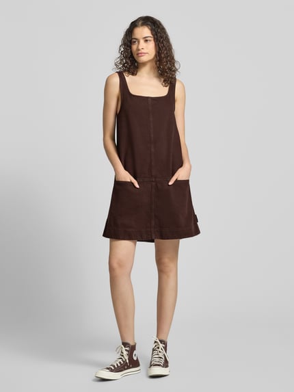 Frauenmodel trägt A-Linien Freizeitkleid aus Baumwoll-Lyocell-Mix von Marc O'Polo DENIM in Dunkelbraun, strukturierte Oberfläche, Ganzkörperansicht von vorne.