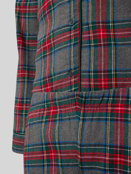 Frauenmodel trägt Pyjama mit Reverskragen Modell 'XMAS' von Happy Shorts in kariertem Rot, Grün und Grau, Nahaufnahme Oberkörper, reine Baumwolle, Regular Fit.