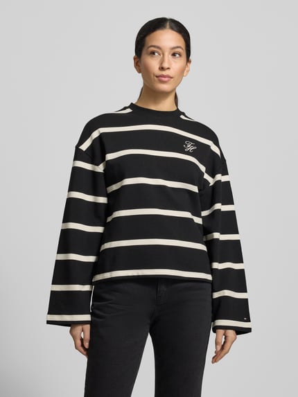 Vrouwenmodel draagt Relaxed Fit Sweatshirt uit katoenmix van Tommy Hilfiger, all-over gestreept motief, zwart-wit, ronde hals, lange mouw. Ganzegerichte voorkant.