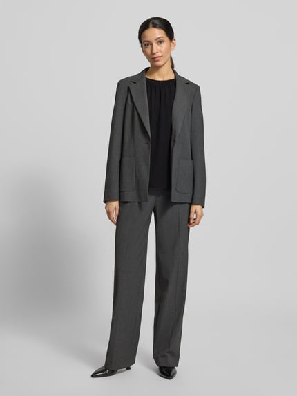 Frauenmodel trägt Regular Fit Blusenshirt mit semitransparenten Ärmeln von s.Oliver BLACK LABEL, unifarben, Chiffon, Ganzkörperansicht von vorne.