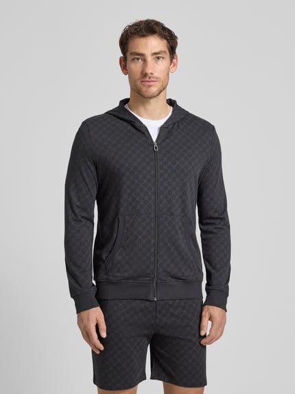 Männermodel trägt Sweatjacke mit Logo-Muster und Kapuze van JOOP! Collection, zwarte katoen, regular fit, rits, steekzakken, vooraanzicht busteshot.