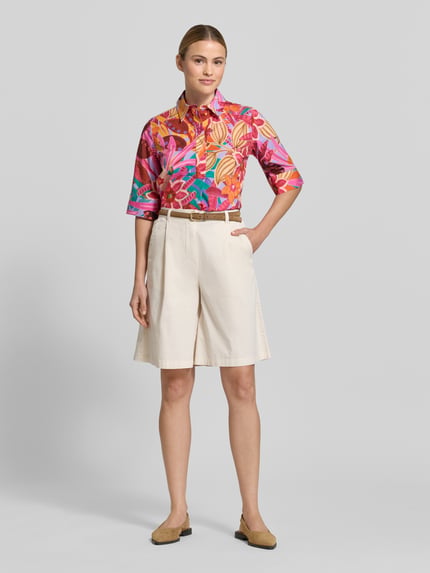 Frauenmodel trägt Bluse mit verdeckter Knopfleiste und 1/2-Arm von Milano Italy aus Baumwoll-Mix mit Stretch-Anteil, Ganzkörperansicht von vorne.