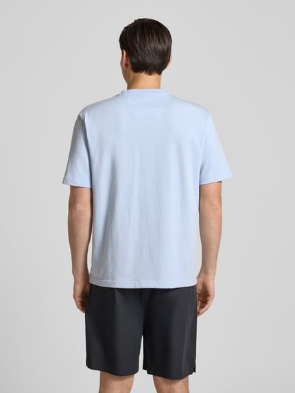 Männermodel trägt Regular Fit T-Shirt aus reiner Baumwolle Modell 'TEE 10' von BOSS Green, unifarben, Rundhals, Kurzarm, Rückansicht.