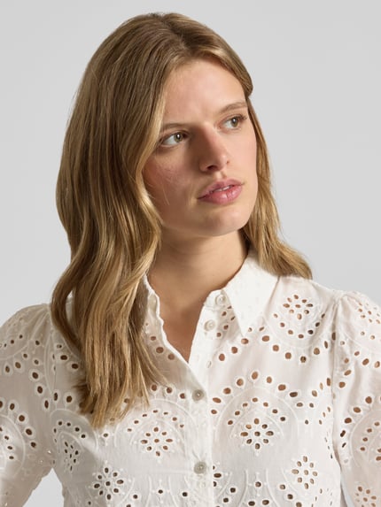 Vrouwenmodel draagt vrijetijdsjurk uit puur katoen model 'VALAIS' van Only, look: effen, overhemdkraag, geweven details, knoopsluiting, korte mouw, minilengte, nahaufnahme bovenlichaam.