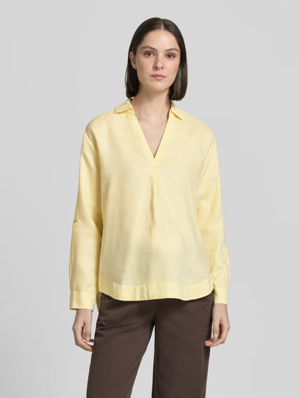 Frauenmodel trägt Regular Fit Leinenbluse mit V-Ausschnitt von Christian Berg Woman in Hellgelb mit Hemdblusenkragen, Reines Leinen, Damen, Rückenlänge bei Größe 36 72 cm, Ärmellänge bei Größe 36 58 cm, Ganzkörperansicht von vorne