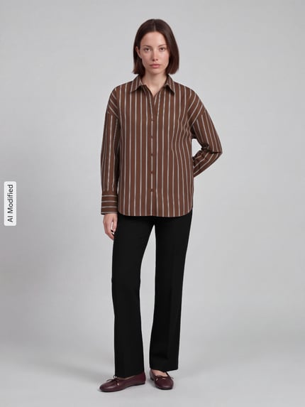Vrouwenmodel draagt Regular Fit overhemdblouse met katoen-aandeel model 'OREGON' van ONLY, Dames overhemdblouse, geheel aanzicht van voren, KI-modificeerd beeld
