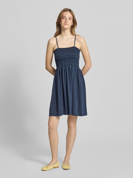 Modelka kobieca ma na sobie Slim Fit Freizeitkleid aus reiner Baumwolle Modell 'LUCY' od Only, niebieski kolor, sukienki casualowe, widok całopostaciowy z przodu.