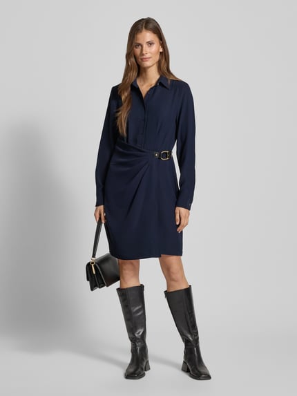 Vrouwenmodel draagt Mini-jurk met korte knoopsluiting van Lauren Ralph Lauren, donkerblauw, getailleerd model, overhemdkraag, plooien, doornsluiting, ruglengte 89 cm, borstwijdte 39 cm, mouwlengte 62 cm, geheel vooraanzicht.