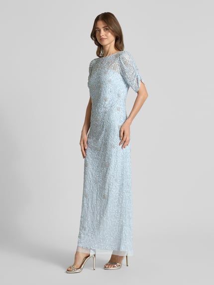 Kobiece modelka nosi długa sukienka 'Maxikleid mit Pailletten und Perlen' od Adrianna Papell, prosty krój, lejący materiał, okrągły dekolt, rękaw o dł. 1/2, cekiny, perły, długość tyłu w rozmiarze 36: 141 cm, szerokość w rozmiarze 36: 38 cm, długość rękawów w rozmiarze 36: 23 cm, jasnoniebieski, faktura z cekinami i perłami, widok całej sylwetki z przodu.