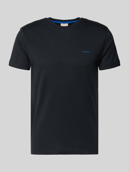 Produktfoto, dunkelblaues T-Shirt mit Label-Detail von Gant, reine Baumwolle, gerader Schnitt, Rundhalsausschnitt, neutraler Hintergrund