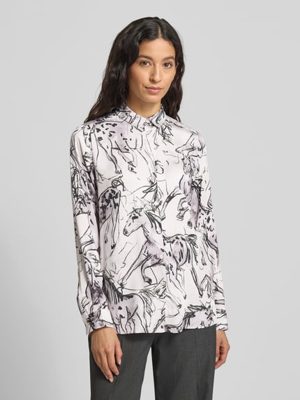 Frauenmodel trägt Regular Fit Bluse aus Viskose im Allover-Look von Milano Italy mit Hemdblusenkragen und Knopfleiste, Ganzkörperansicht von vorne.
