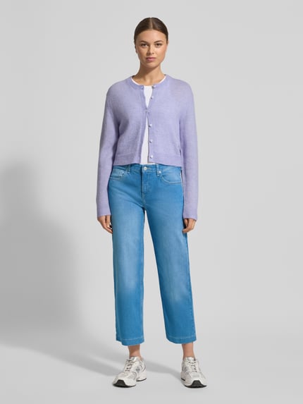 Vrouwenmodel draagt Culotte im Used-Look mit Eingrifftaschen van MAC in lichtblauw katoenmix met stretch, verkorte pasvorm, steekzakken, used-look, bandwijdte maat 36: 40 cm, binnenbeenlengte maat 36: 69 cm; volledige lichaamsaanzicht van voren.