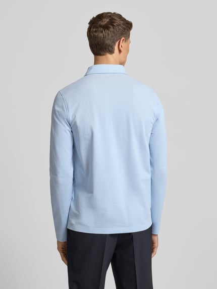 Männermodel trägt Regular Fit Poloshirt mit Knopfleiste von Maerz Muenchen aus reiner Baumwolle in Hellblau, Longsleeve, Rückenlänge 78 cm, Ganzkörperansicht Rückansicht.